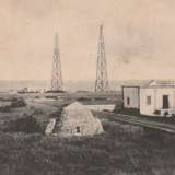 Le stazioni trasmittenti furono collocate a San Cataldo e sulla collinetta di Volujica e il primo messaggio fu trasmesso il 3 agosto 1904